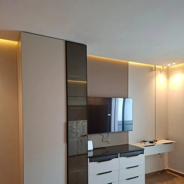 Meuble TV et bureau intégrés