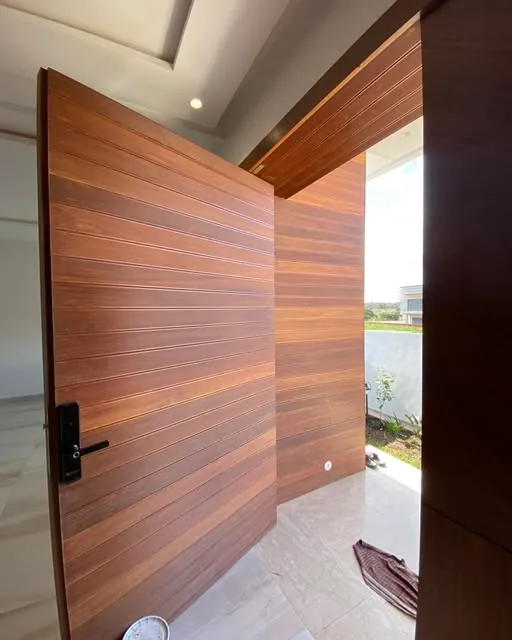 Porte pivotante en bois